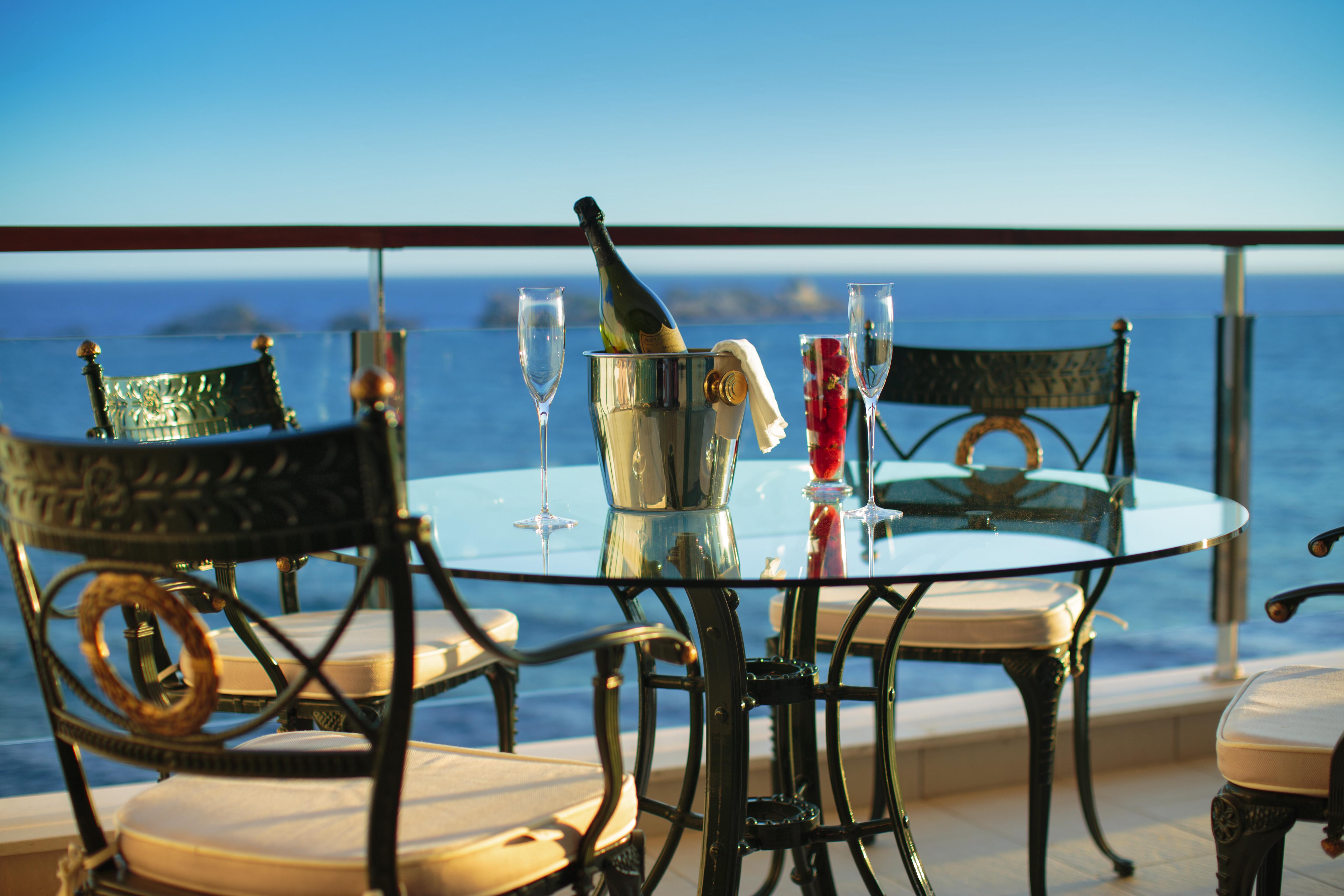 Royal Princess Hotel ดูบรอฟนิก ภายนอก รูปภาพ A balcony at the hotel