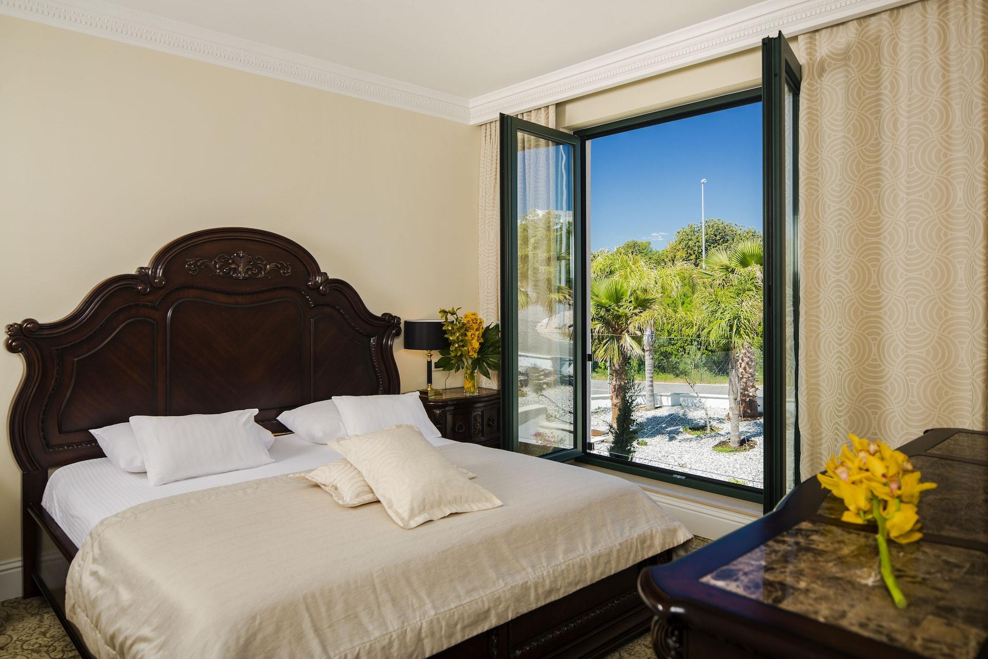 Royal Princess Hotel ดูบรอฟนิก ภายนอก รูปภาพ A bedroom at the hotel