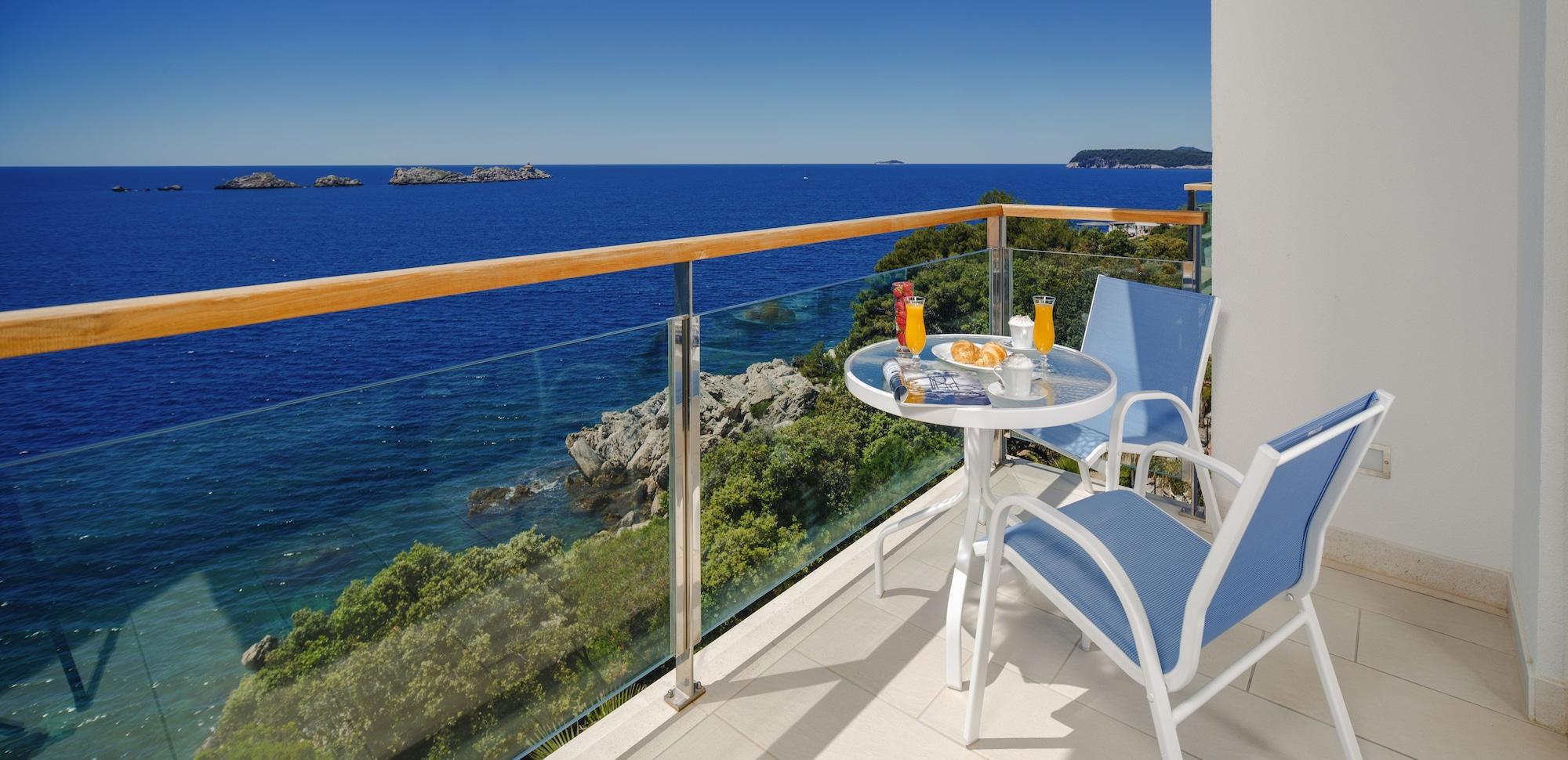Royal Princess Hotel ดูบรอฟนิก ภายนอก รูปภาพ A balcony