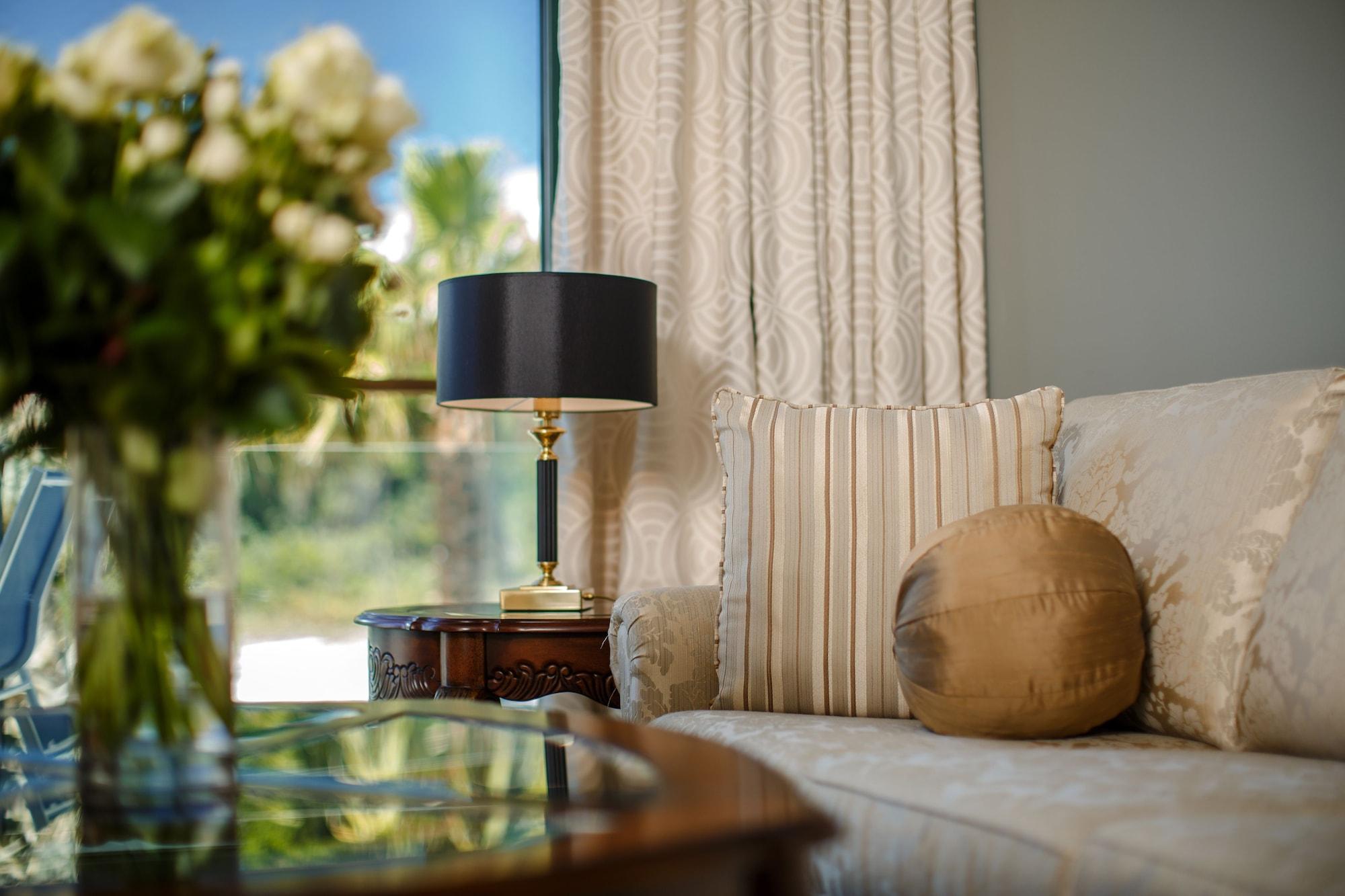 Royal Princess Hotel ดูบรอฟนิก ภายนอก รูปภาพ A living room at the Inn at the Opera