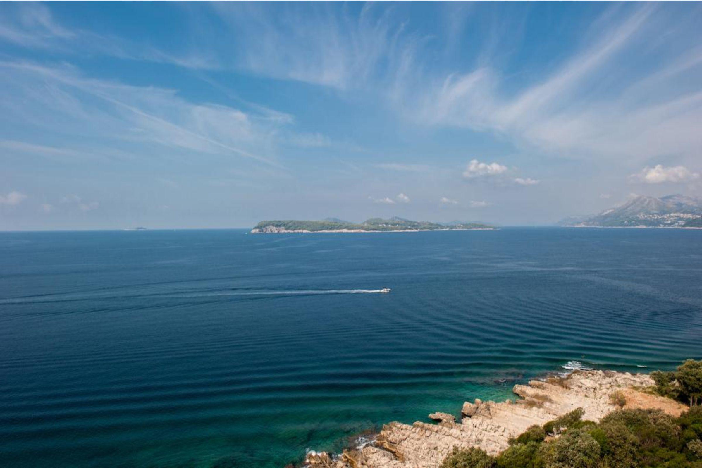 Royal Princess Hotel ดูบรอฟนิก ภายนอก รูปภาพ View of the island of Brač from the coast of the island of Hvar