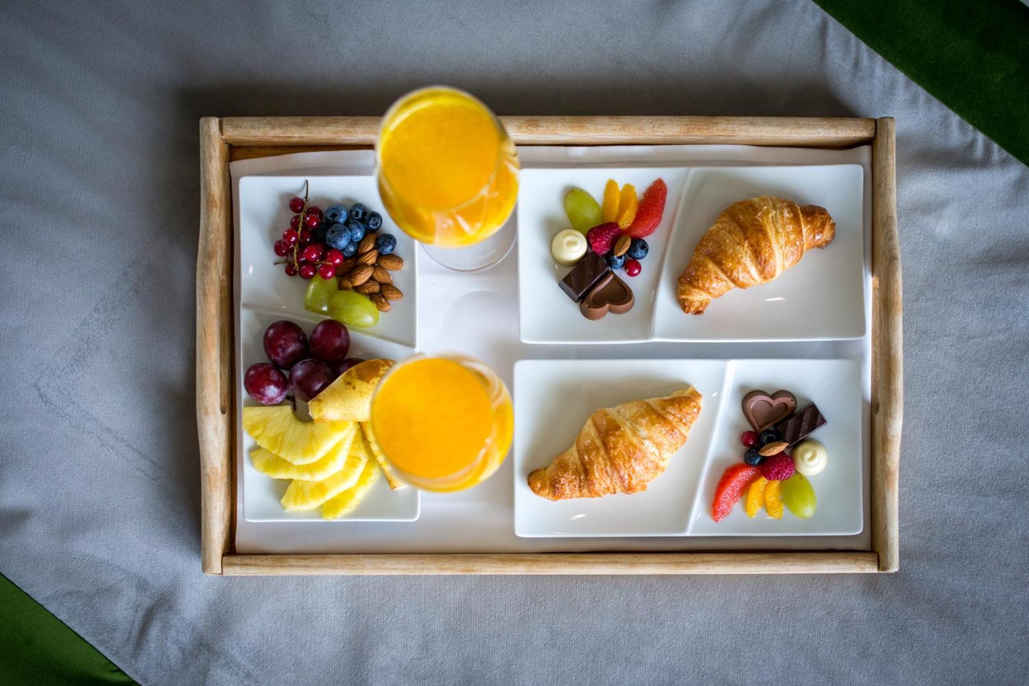 Royal Princess Hotel ดูบรอฟนิก ภายนอก รูปภาพ A breakfast tray