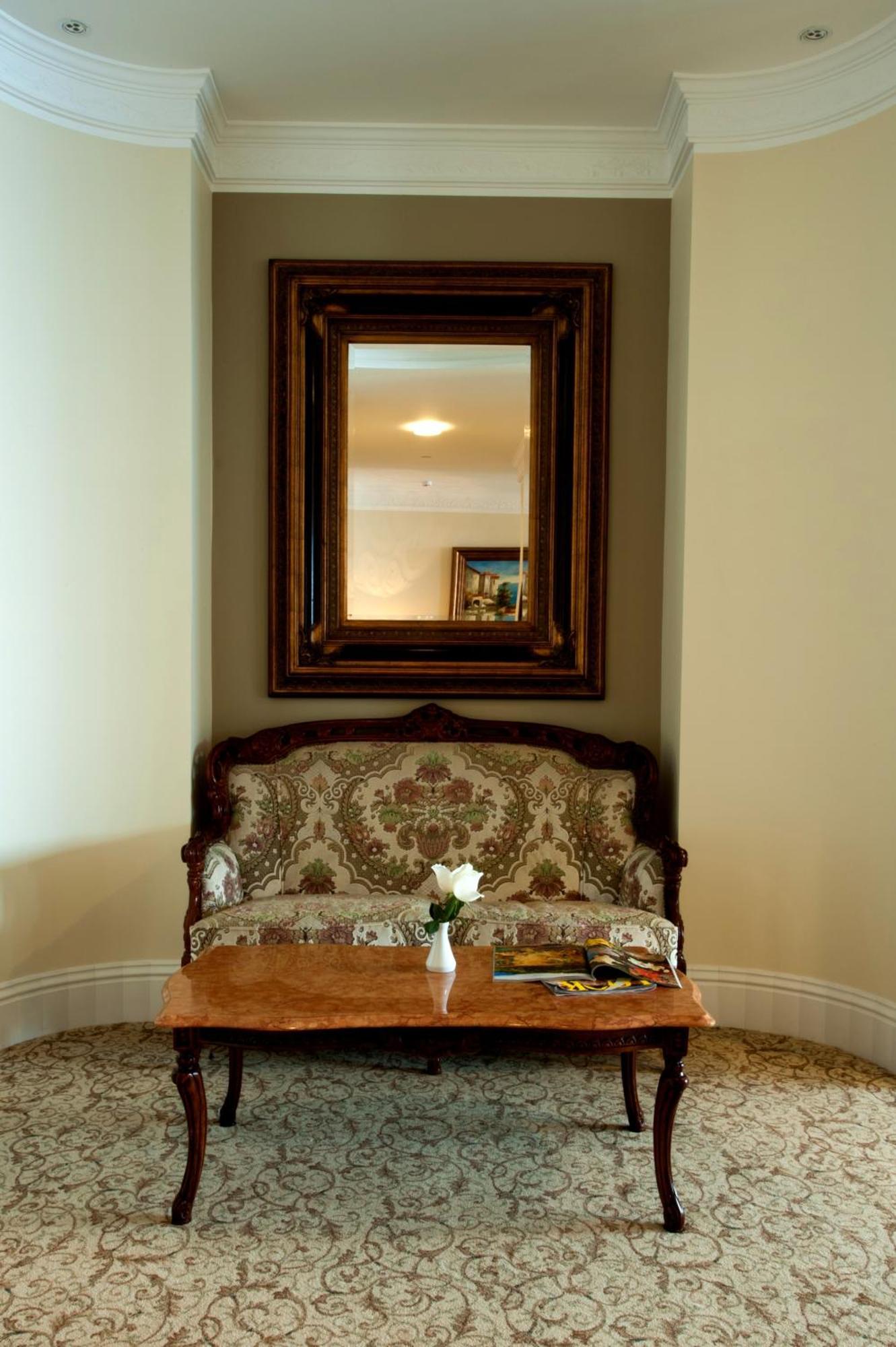Royal Princess Hotel ดูบรอฟนิก ภายนอก รูปภาพ A settee in a hotel room