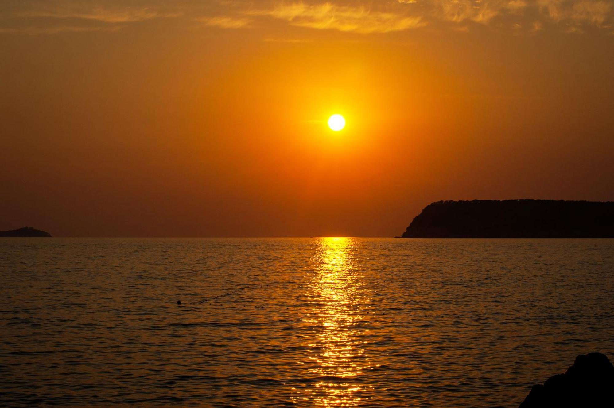 Royal Princess Hotel ดูบรอฟนิก ภายนอก รูปภาพ Sunset over the Gulf of Policastro