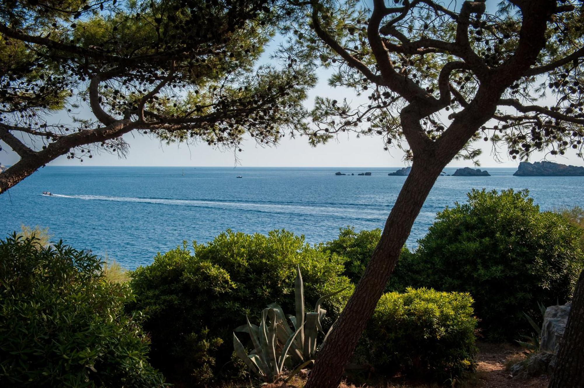 Royal Princess Hotel ดูบรอฟนิก ภายนอก รูปภาพ View of the sea from the park
