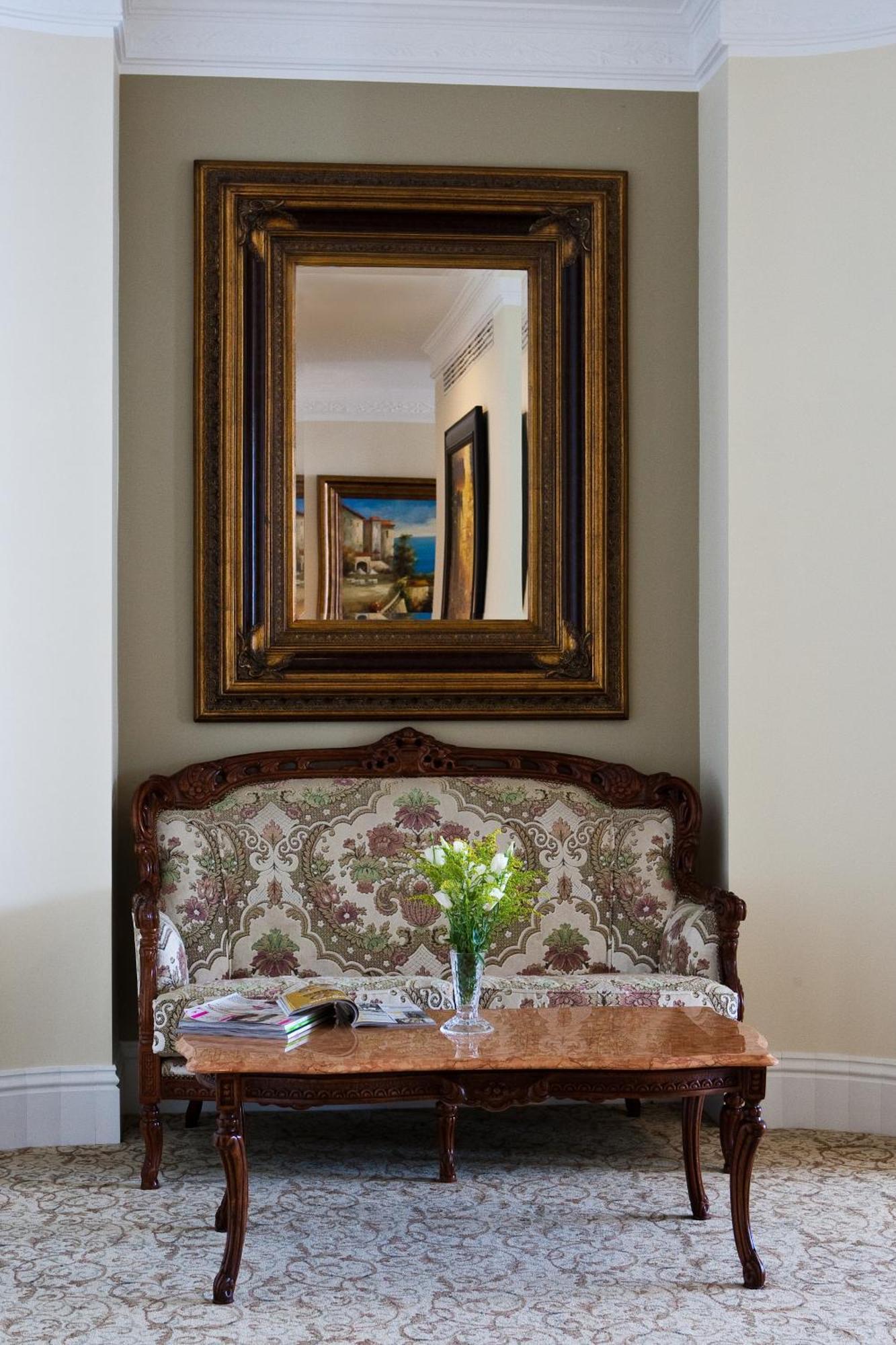Royal Princess Hotel ดูบรอฟนิก ภายนอก รูปภาพ A mirror in a frame