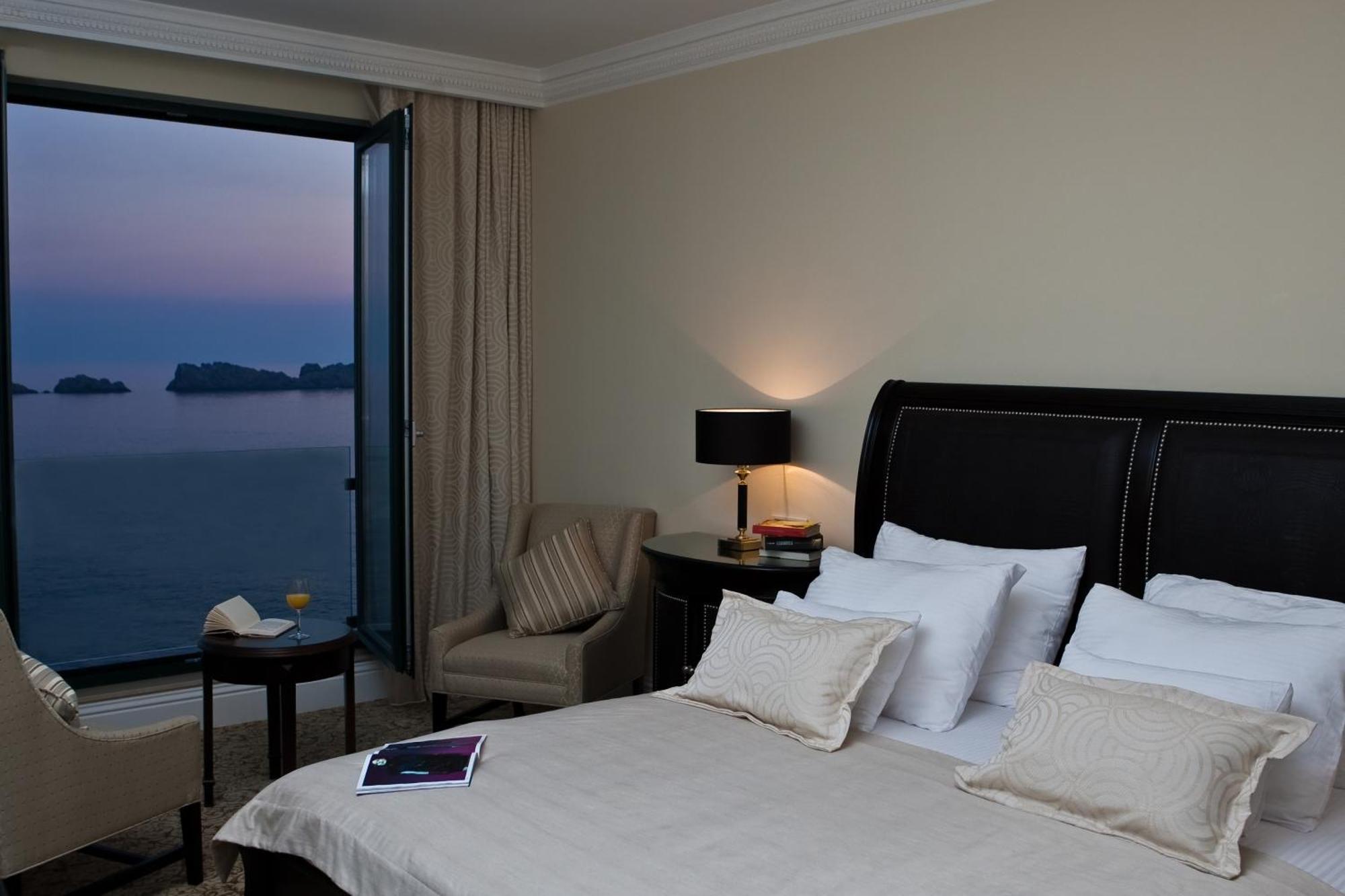 Royal Princess Hotel ดูบรอฟนิก ภายนอก รูปภาพ A room at the hotel